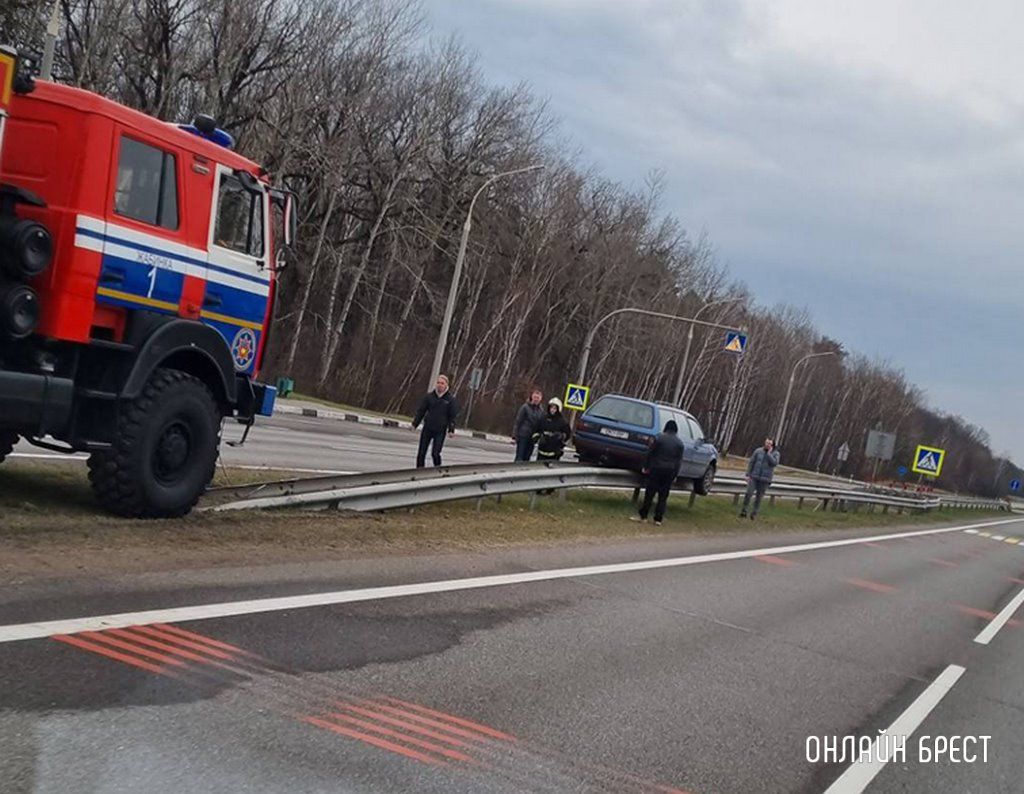 Очевидец: Необычное ДТП. Автомобиль «запрыгнул» на отбойник возле Бреста. Как?!