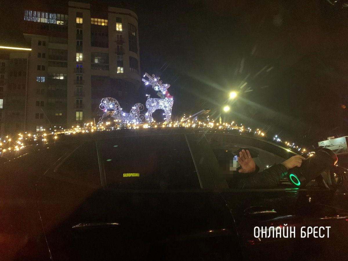 Читатель: Такой новогодний автомобиль встретил в Бресте