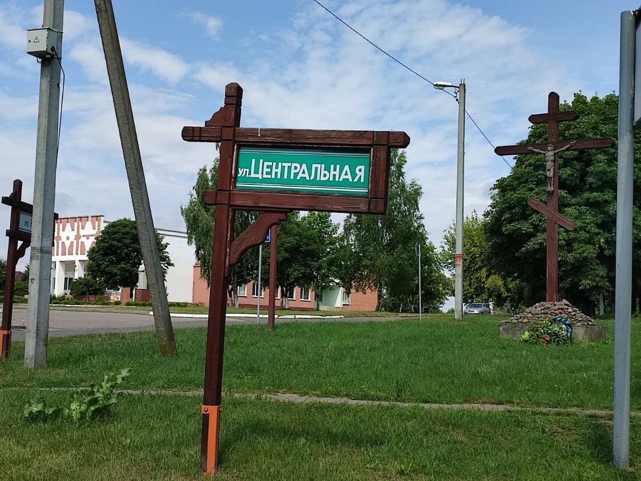 Посмотрите, какие указательные знаки с названиями улиц установлены в агрогородке Вистычи