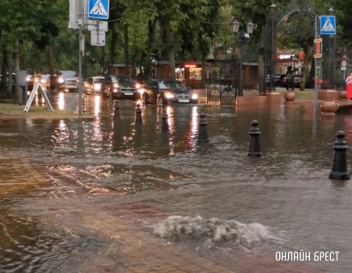 Читатель: Последствия сегодняшнего ливня. Брест, ул. Советская
