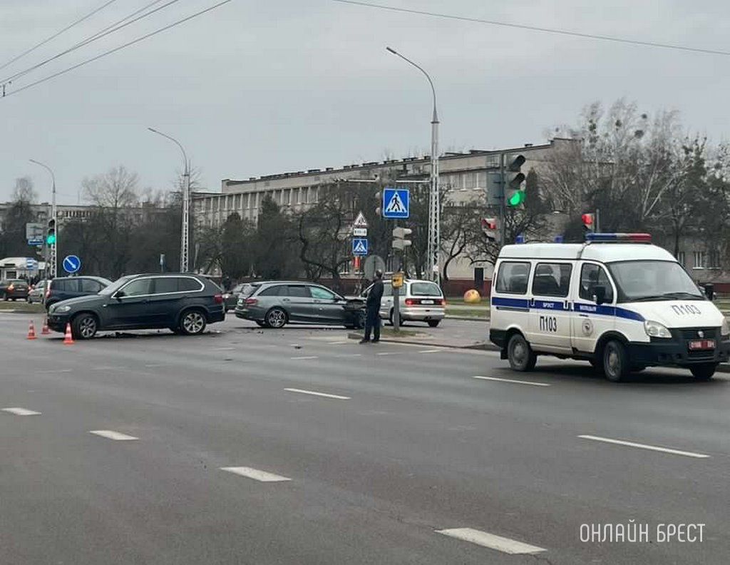Читатель: На ул. Я.Купалы в Бресте сильно столкнулись автомобили