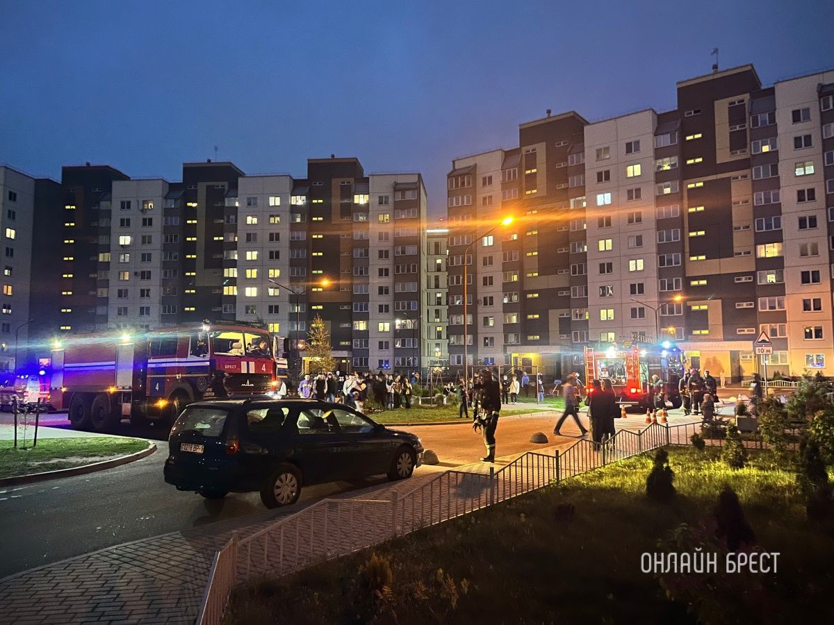 Читатель: Прямо сейчас пожарная направилась по Махновича в Бресте. Туда же направилась бригада скорой помощи