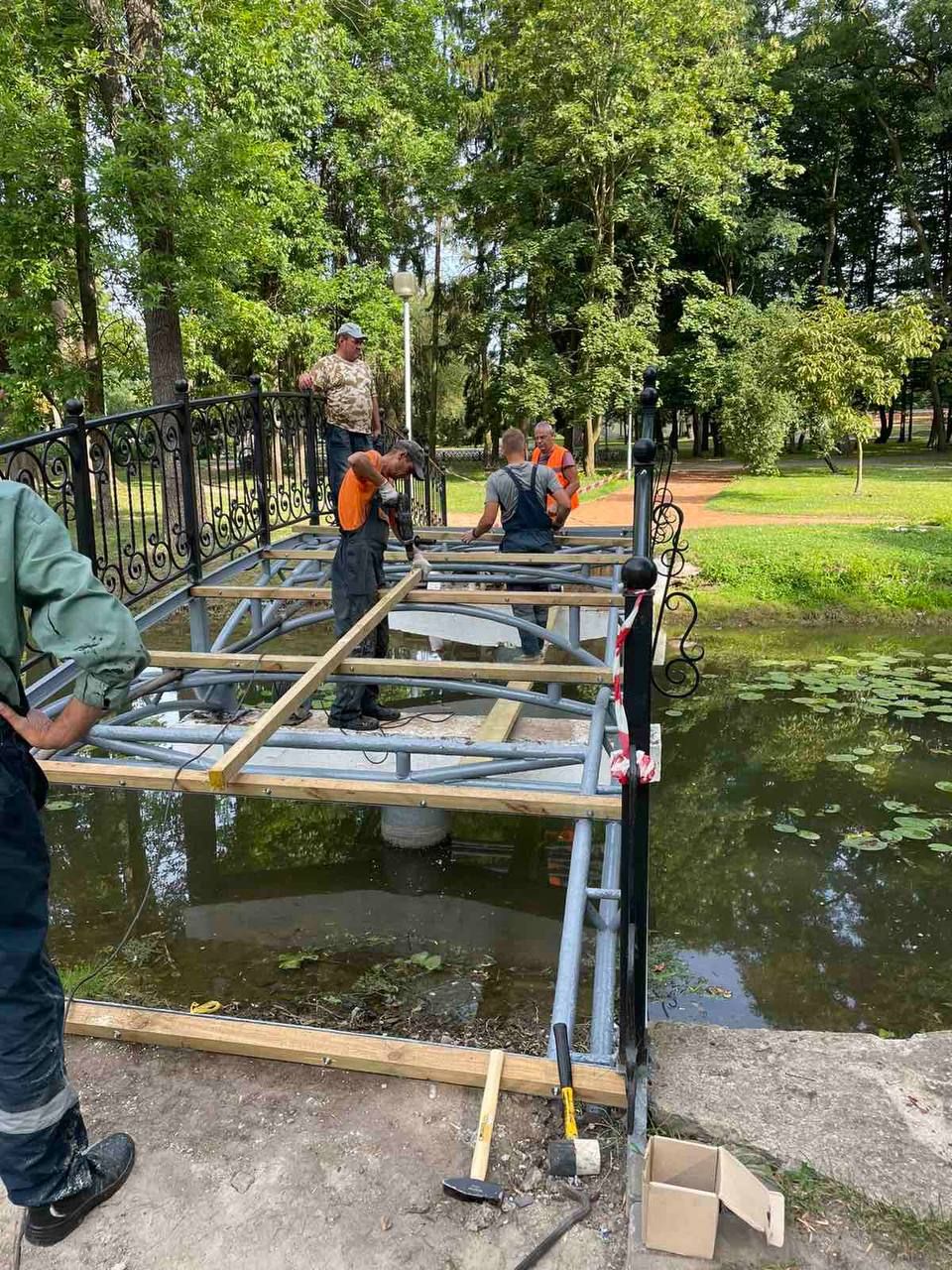 Специалисты КУП «Брестское ДЭП» заменили деревянный настил моста в Парке культуры и отдыха!