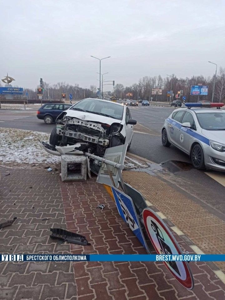 Появилось видео, как в Бресте 20-летняя автоледи «уложила» светофор