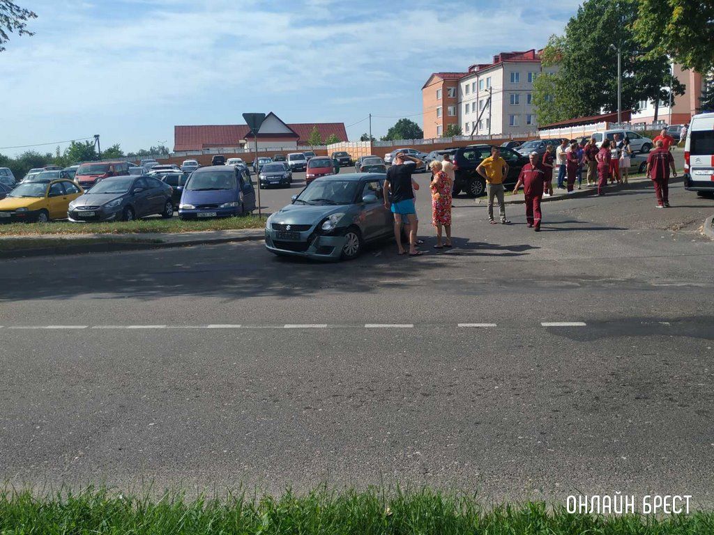 Очевидец: В Ивацевичах скорая помощь попала в ДТП