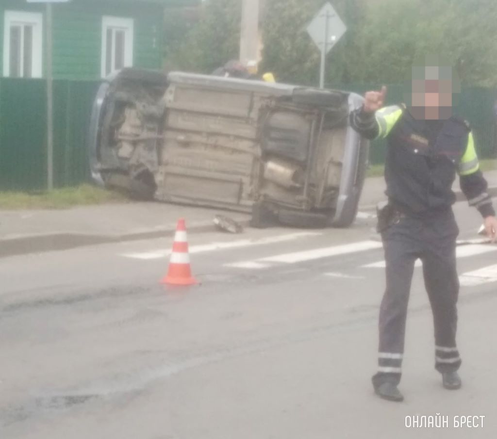 Брестская область. Сегодня в Берёзе перевернулся автомобиль