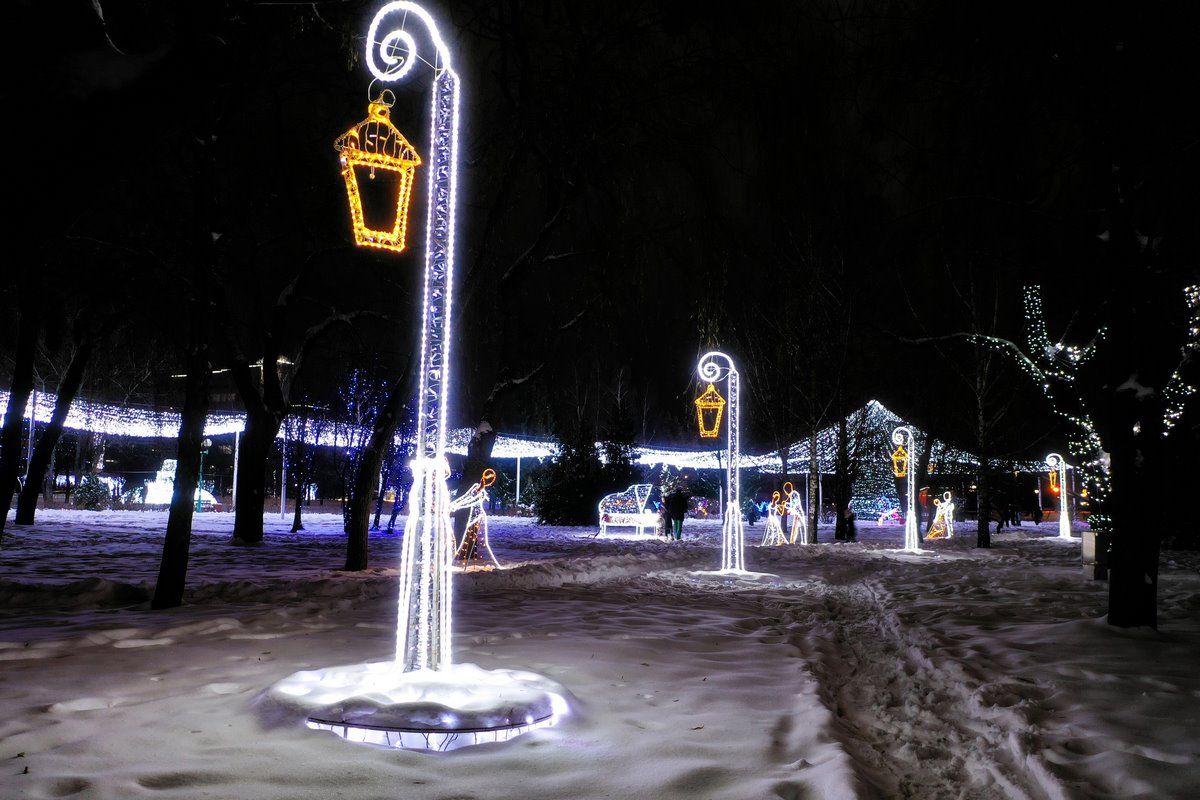 Вы этого точно ждали: сегодня вечером в Парке Мира включают новогоднюю иллюминацию!