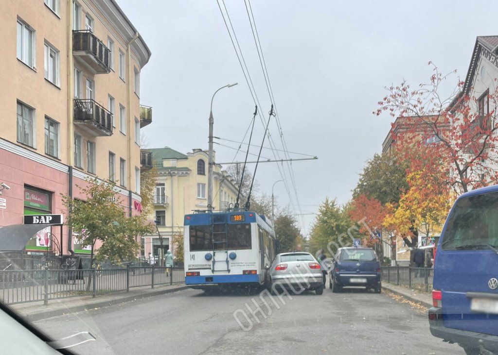 Очевидец: В Бресте на ул. К.Маркса троллейбус попал в ДТП