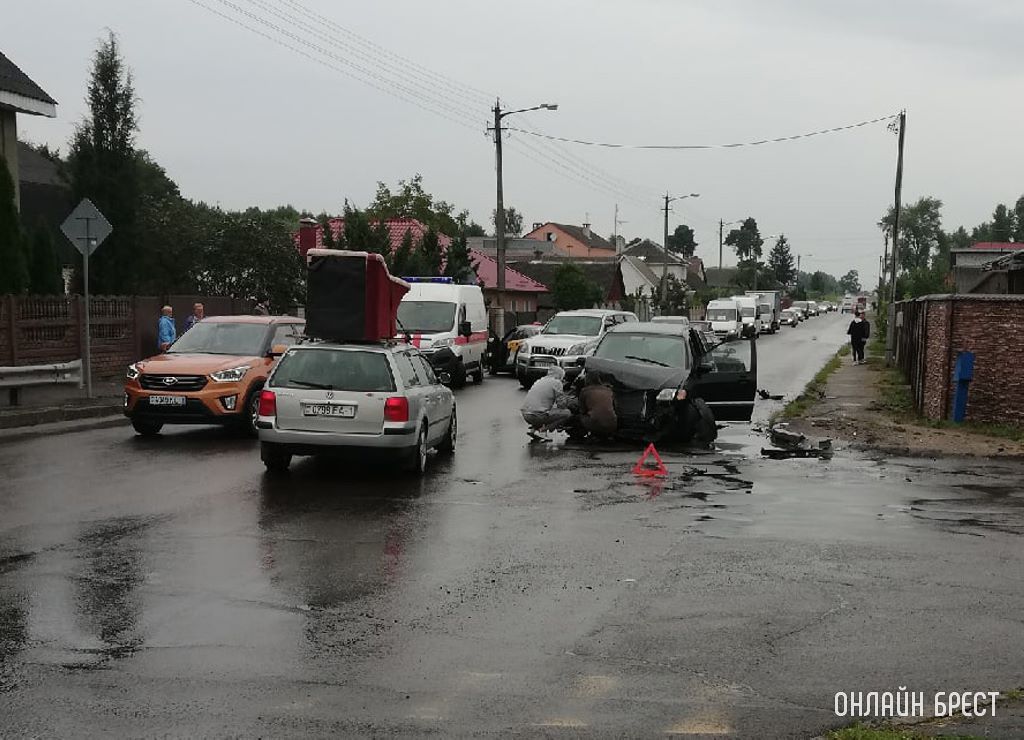 Авария с участием такси произошла на Смирнова в Бресте