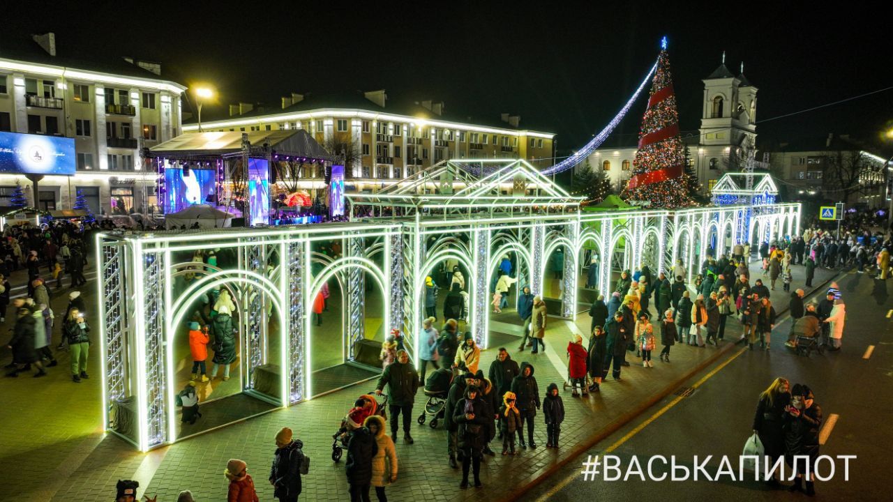 Появились фото и видео с высоты с открытия главной ёлки Бреста