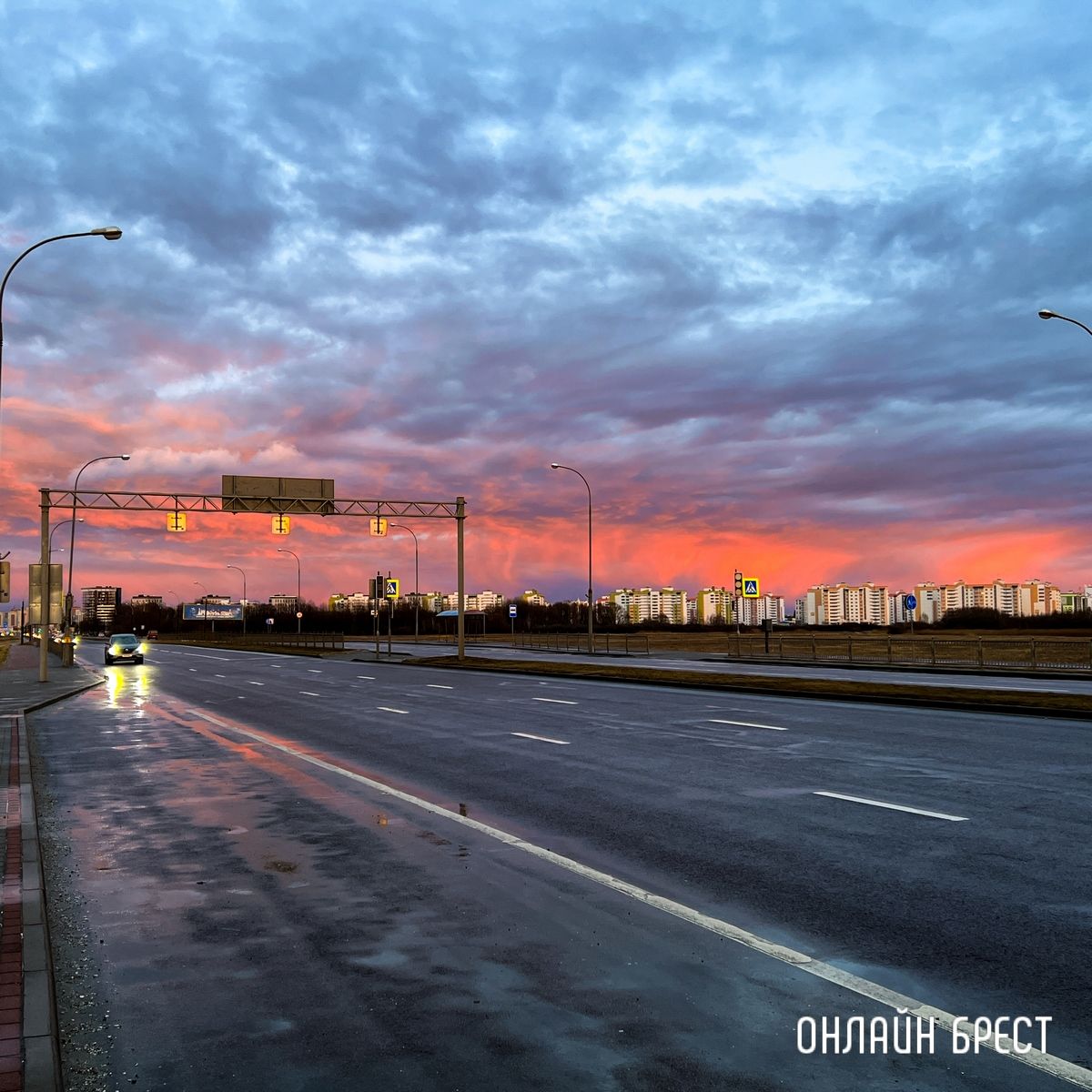 Читатель: Посмотрите, какой сегодня был красивый закат в Бресте