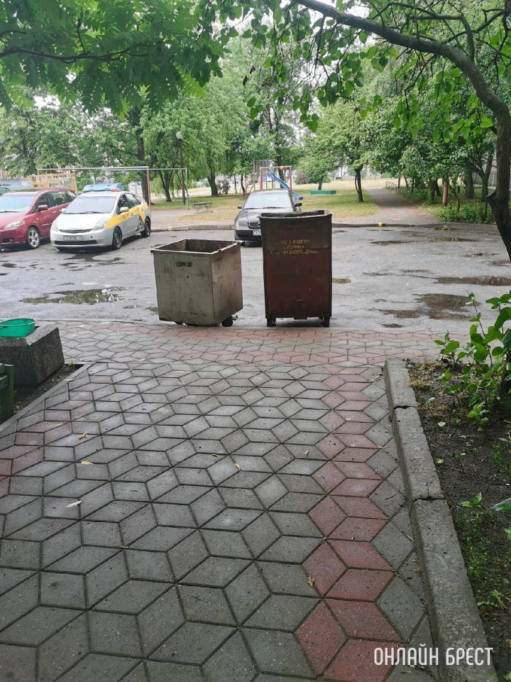 Читатель: Двери вываливаются и не закрываются, контейнеры стоят посреди двора, вонь сумасшедшая, дома окна не открыть. Полная антисанитария