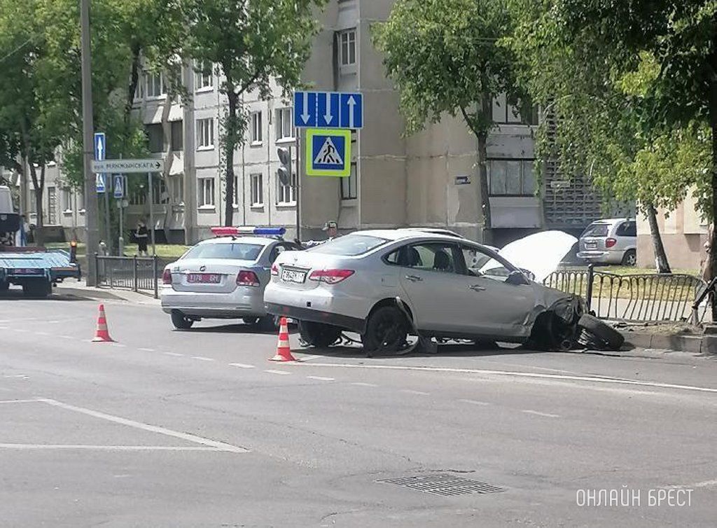 Читатель: Сегодня в Бресте возле ЖД техникума произошло ДТП. Машина не слабо так пострадала