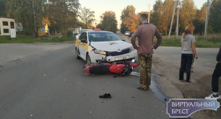 В Кобрине водитель такси столкнулся с мотоциклом