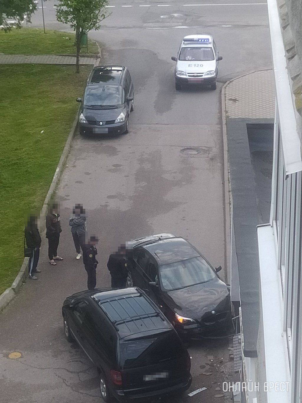 Очевидец: Сегодня в Пружанах автомобиль BMW врезался в угол здания