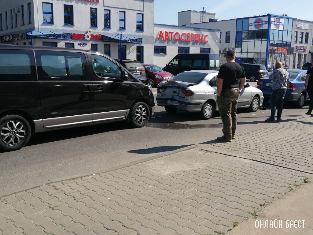 В Бресте на Карьерной произошло ДТП