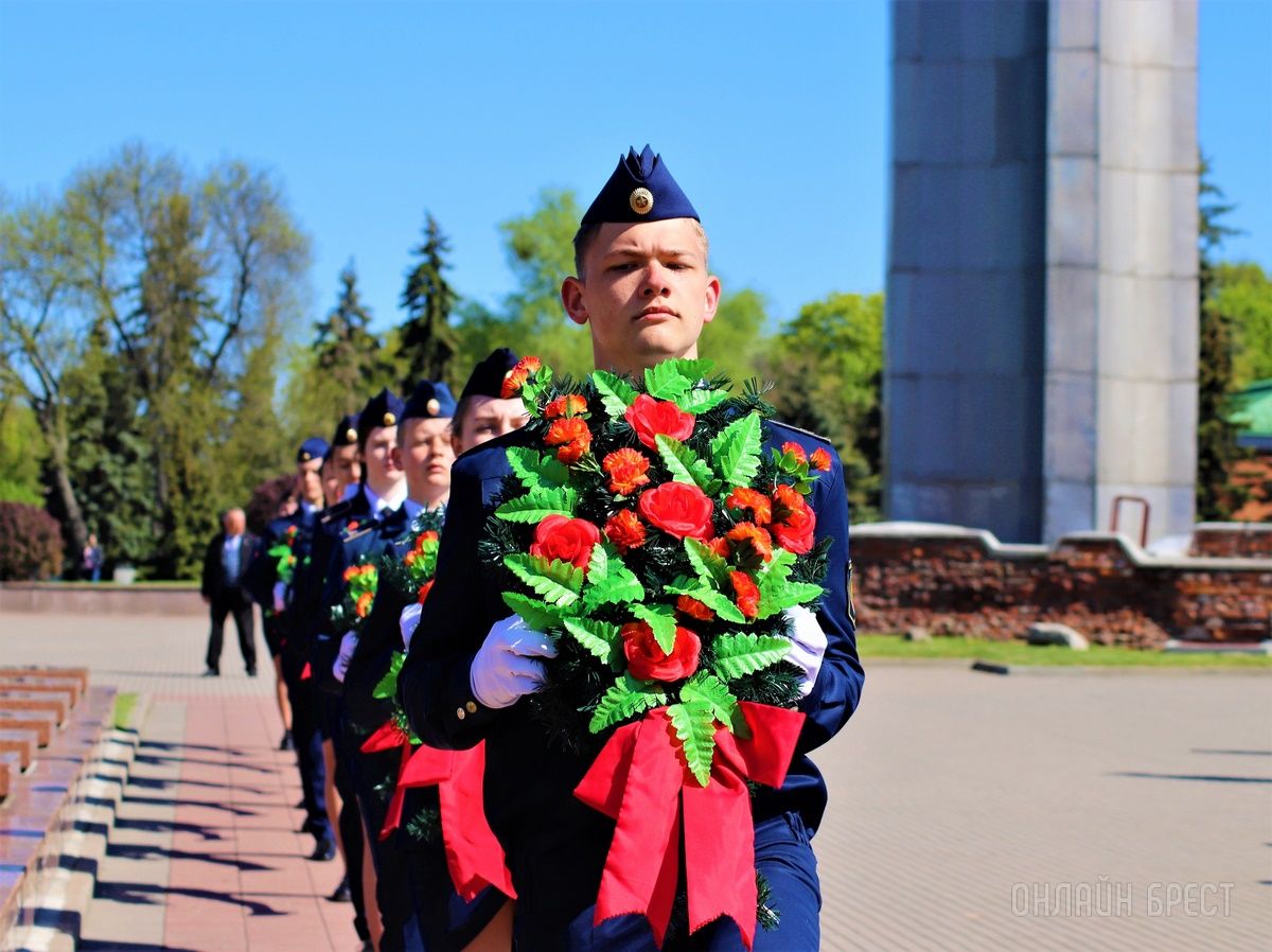 Читатель: Возложение венков к пилонам городов-героев в мемориальном комплексе «Брестская крепость-герой»