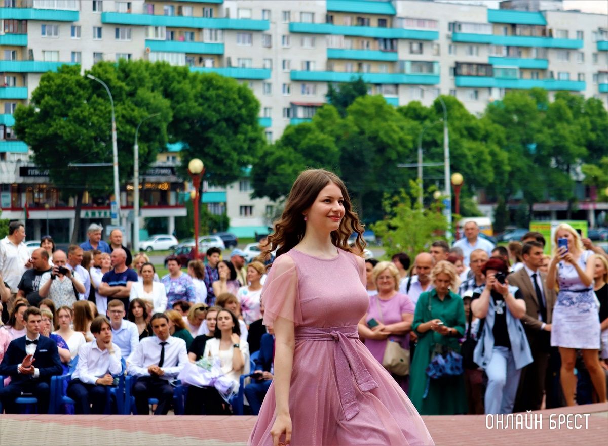 Читатель: Мгновения вчерашнего праздника выпускников Московского района г. Бреста