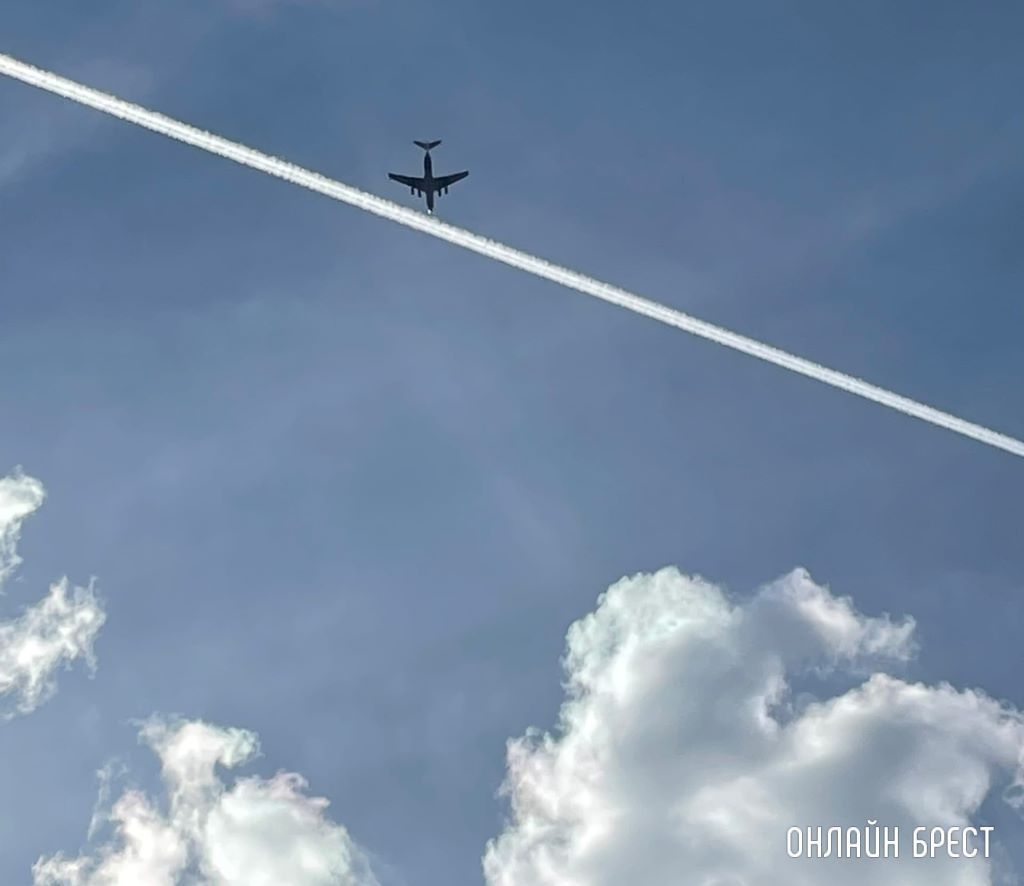 Сегодня над Брестом пролетали два самолёта