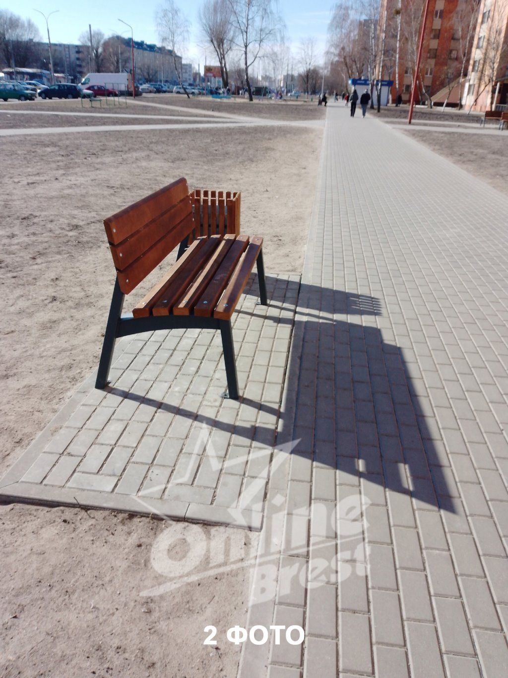 Читатель: Почему скамейку на первом фото не установить, как на втором фото? Брест, Ковалево