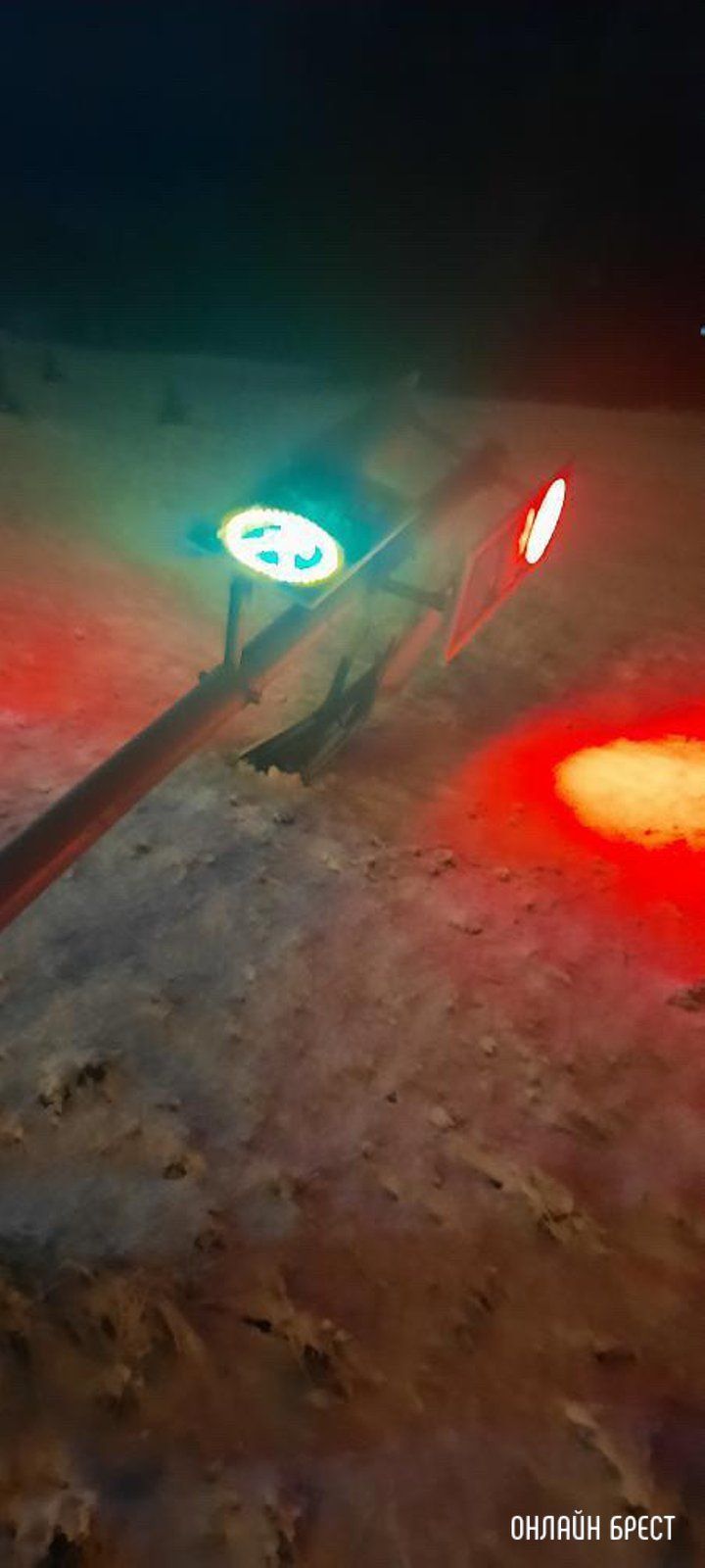 Читатель: Очередной светофор лежит в Бресте. Недалеко от большого Евроопта