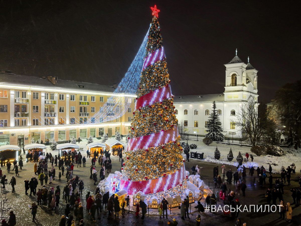Главная ёлка Бреста и немного снежного города