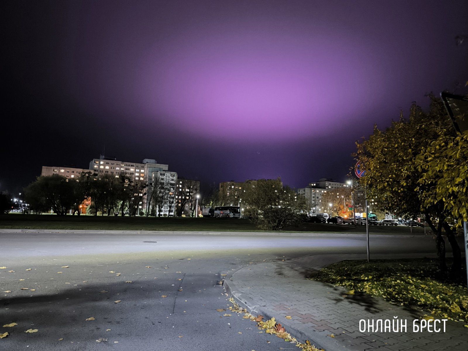 Читатель: Вечерний Брест. Восток. Последний день октября. Без фильтров и фотошопа)