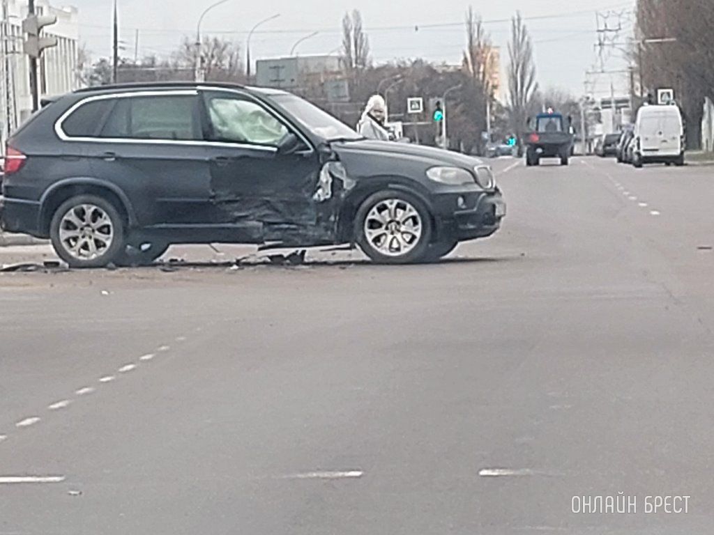Читатель: На ул. Я.Купалы в Бресте сильно столкнулись автомобили