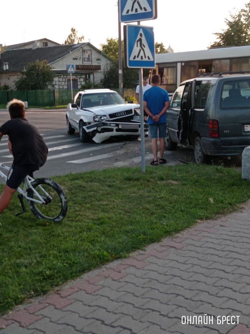Читатель: Брестская область. Сегодня вечером в Берёзе столкнулись машины
