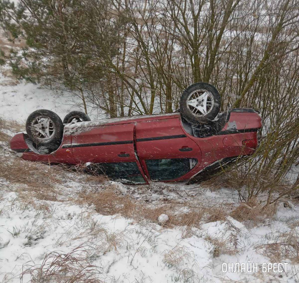 Очевидец: В Берёзовском районе лёг на крышу автомобиль