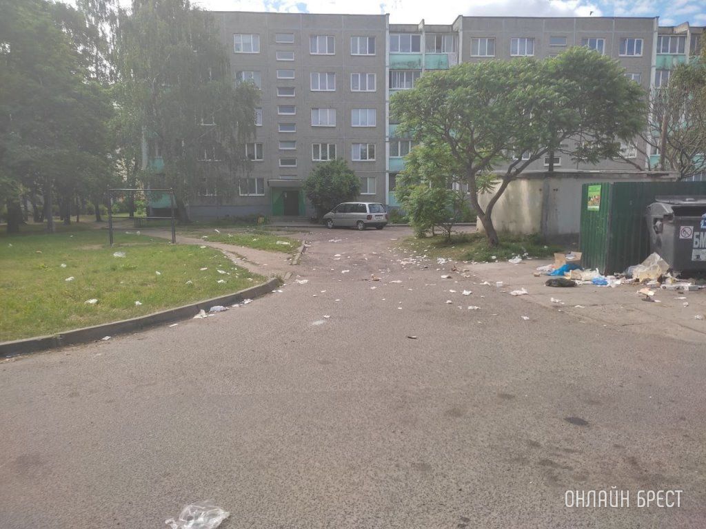 Читатель: г. Брест, улица Мопра 6/2, мусор летает по двору