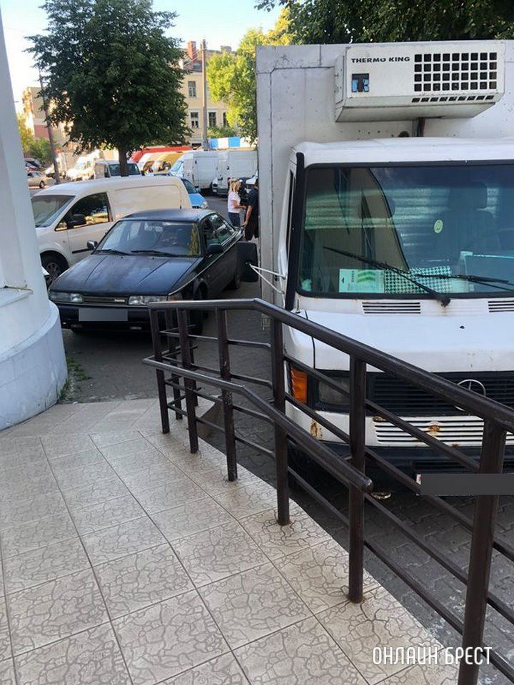 Читатель: Вот такая ситуация происходит каждые выходные на Карбышева в Бресте, возле рынка. Даже на работу даже пройти невозможно