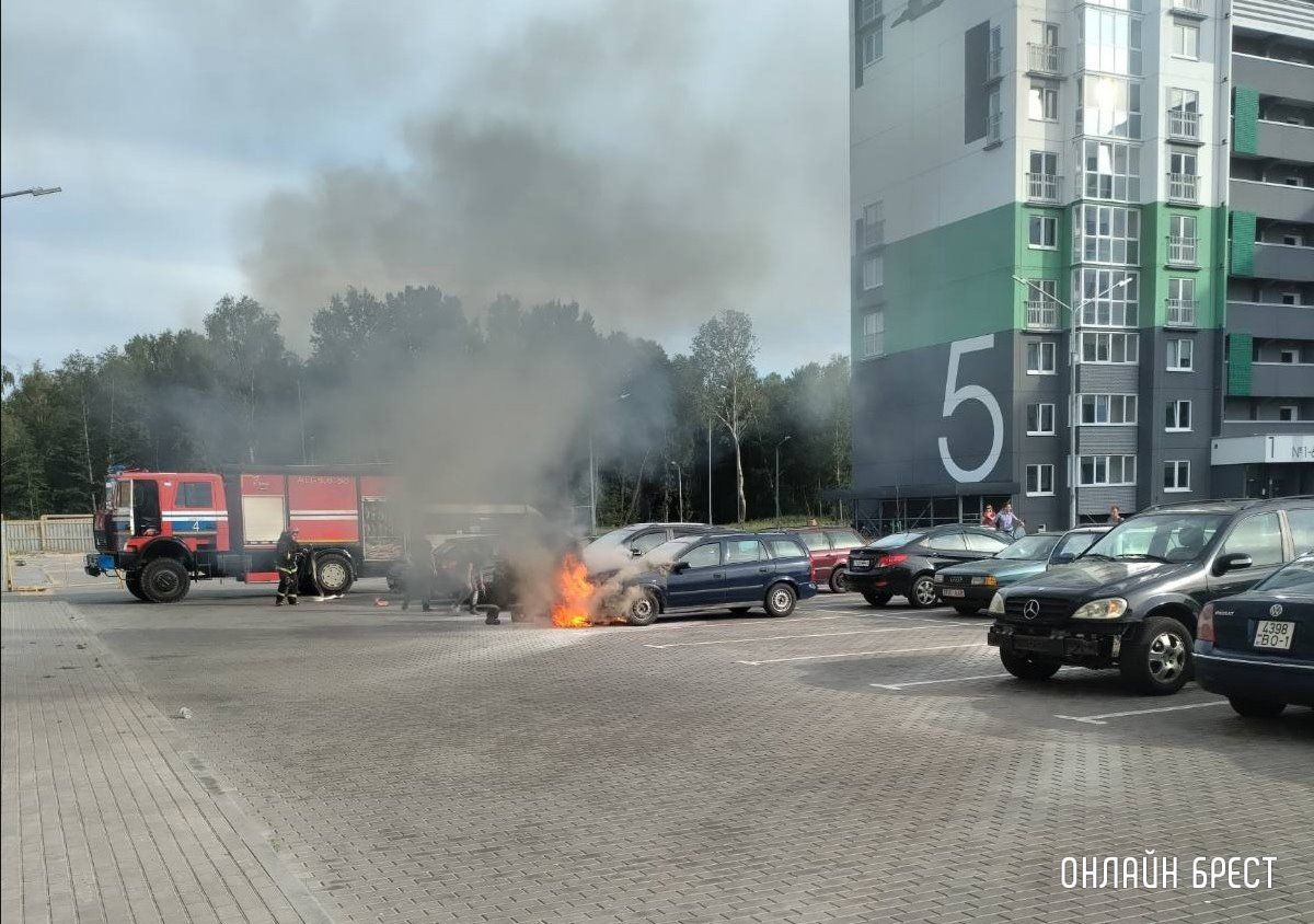 Читатель: Вчера в Бресте на ул. Бориса Маслова горела машина