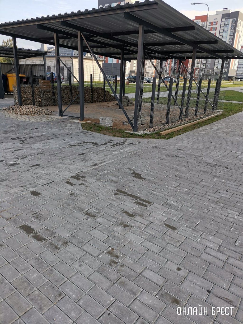 Читатель: В Бресте на Рябцева во дворе новостройки делают такое шикарное сооружение. Кто знает, для чего оно предназначено?