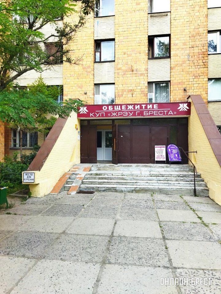 Читатель: Жильцы общежития выбрасывают мусор из окон. Брест, ул.Суворова, 108