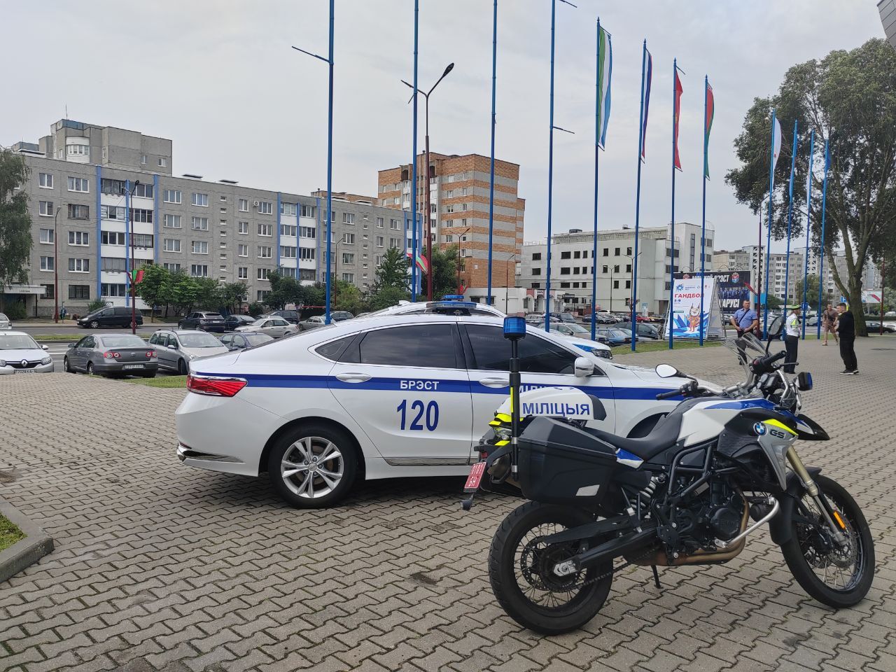 В Бресте перед «Викторией» развернулась выставка автомобильной техники правоохранителей, МЧС Первого региона, а также различные спортивные площадки