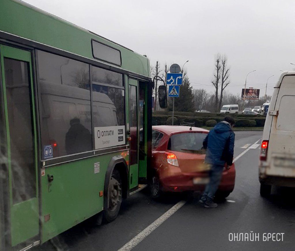 Очевидец: В Бресте на б.Шевченко произошло ДТП с участием автобуса