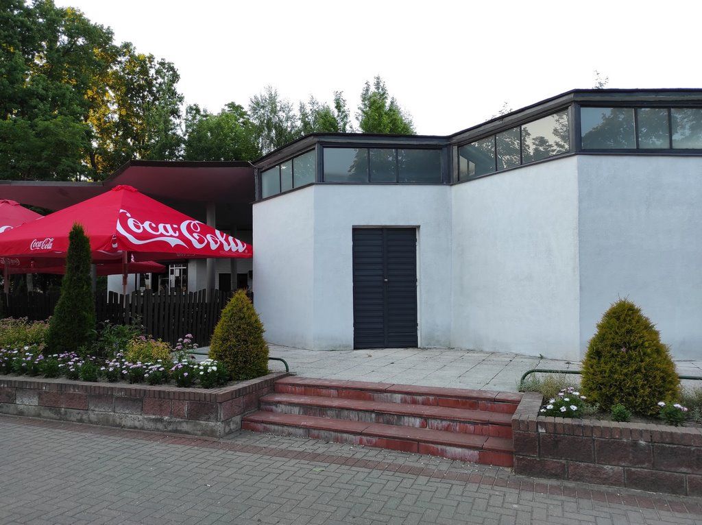 Из серии «Раньше и сейчас». Кафе в парке им.1 Мая. Фото из книги «Брэст. Брест. Brest», изд.1964 г.