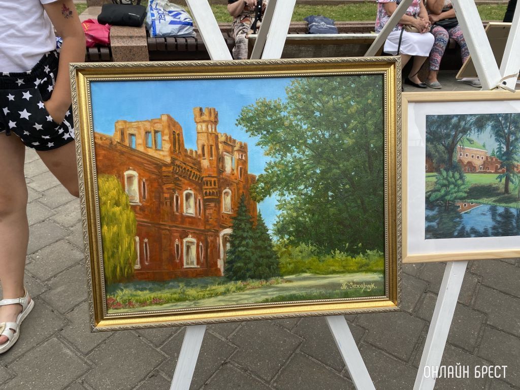 На Советской представлена выставка картин, посвященных Брестской крепости и Великой Отечественной войне