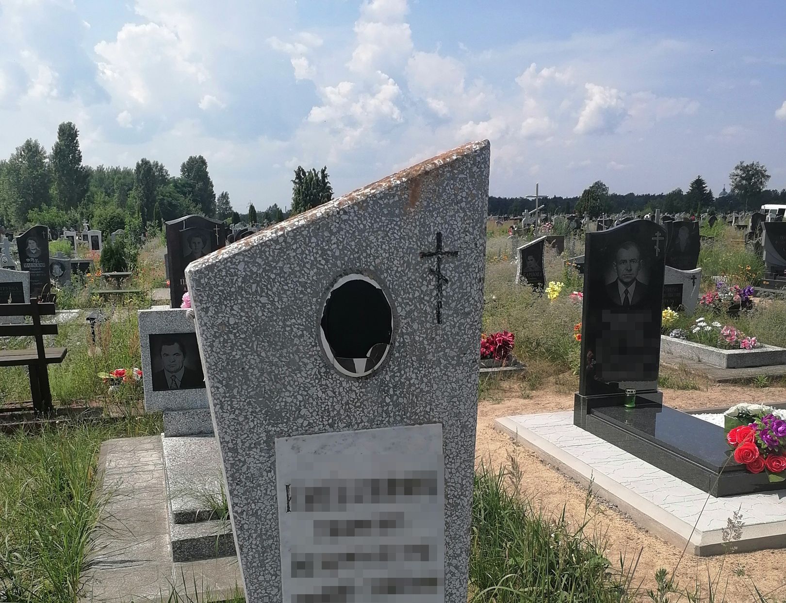 Читатель: Брест, Плоска. Что случилось с фотографиями на памятниках? Завелись вандалы или?