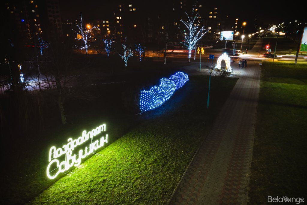 На фасаде логистического центра «Савушкин продукт» появилась огромная лазерная анимация