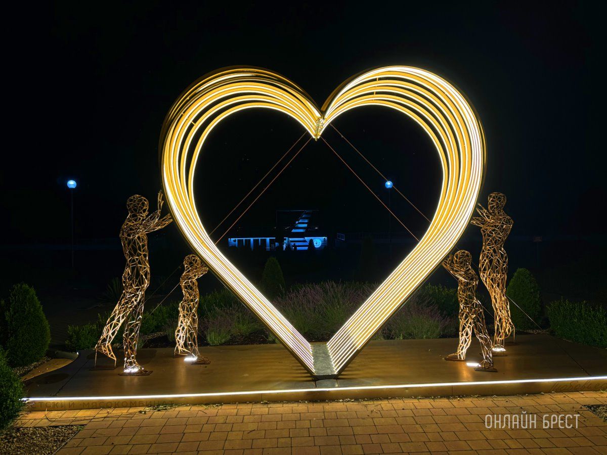 «Сердце Бреста». Красивый арт-объект объект на Набережной