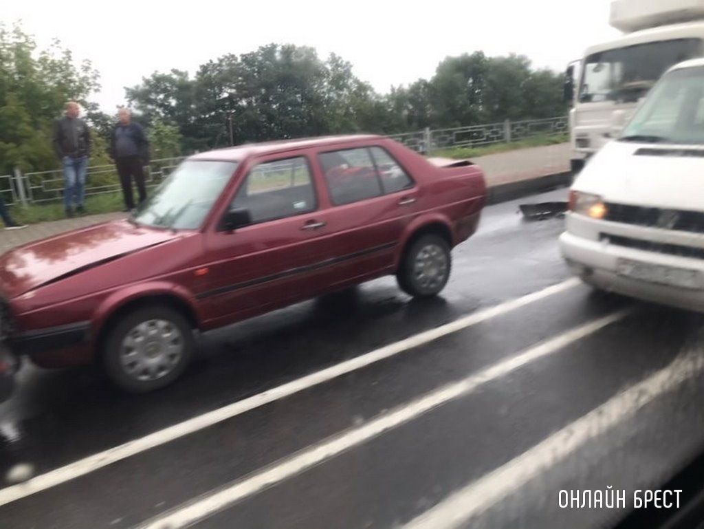 Сегодня в Бресте произошло несколько ДТП. Публикуем фото и видео с места происшествий