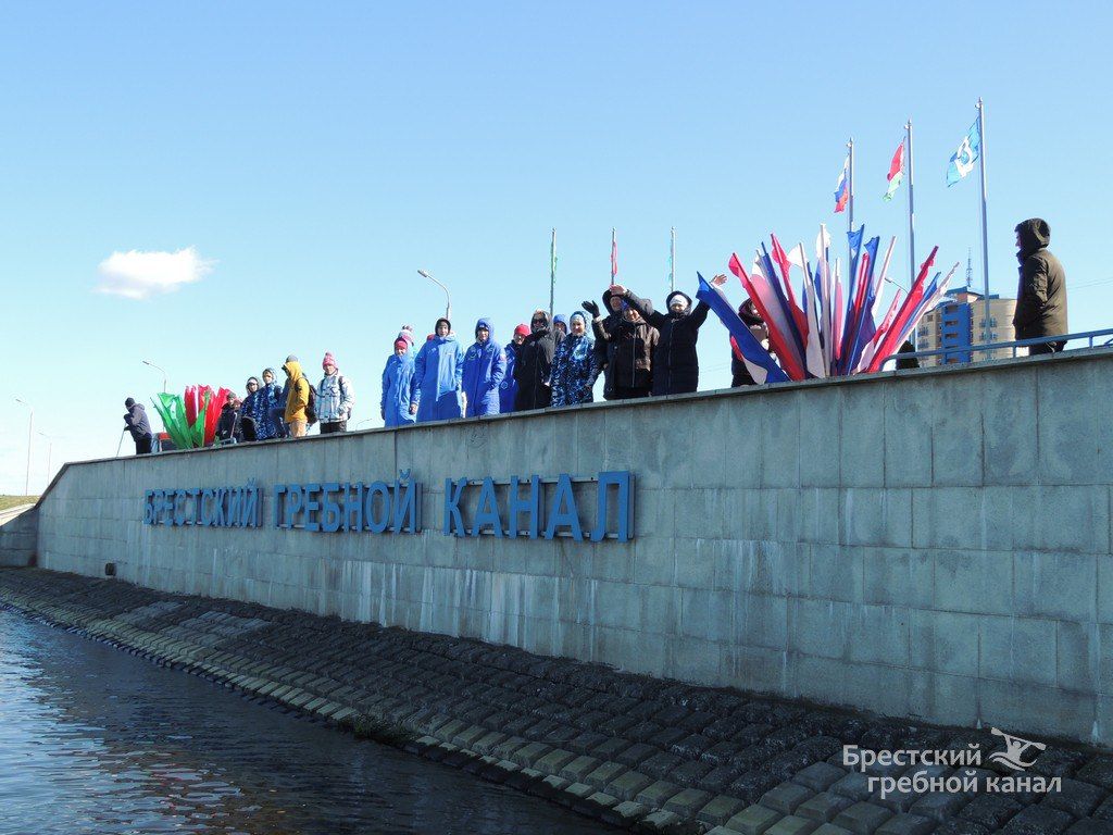 В Бресте начались соревнования по зимнему плаванию