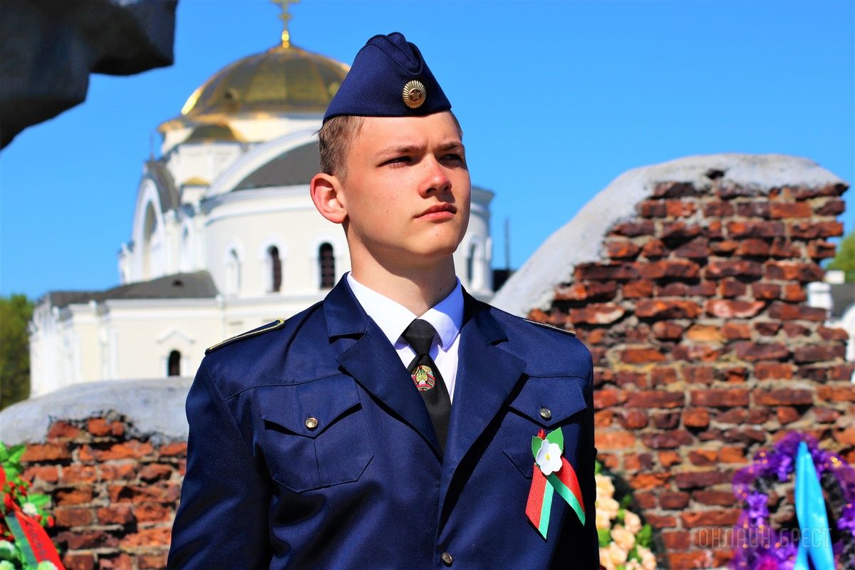 Читатель: Возложение венков к пилонам городов-героев в мемориальном комплексе «Брестская крепость-герой»