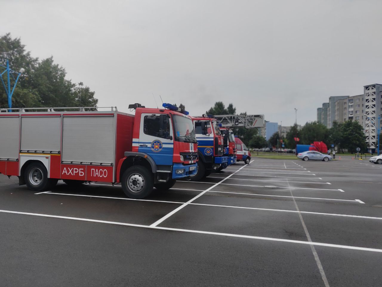 В Бресте перед «Викторией» развернулась выставка автомобильной техники правоохранителей, МЧС Первого региона, а также различные спортивные площадки