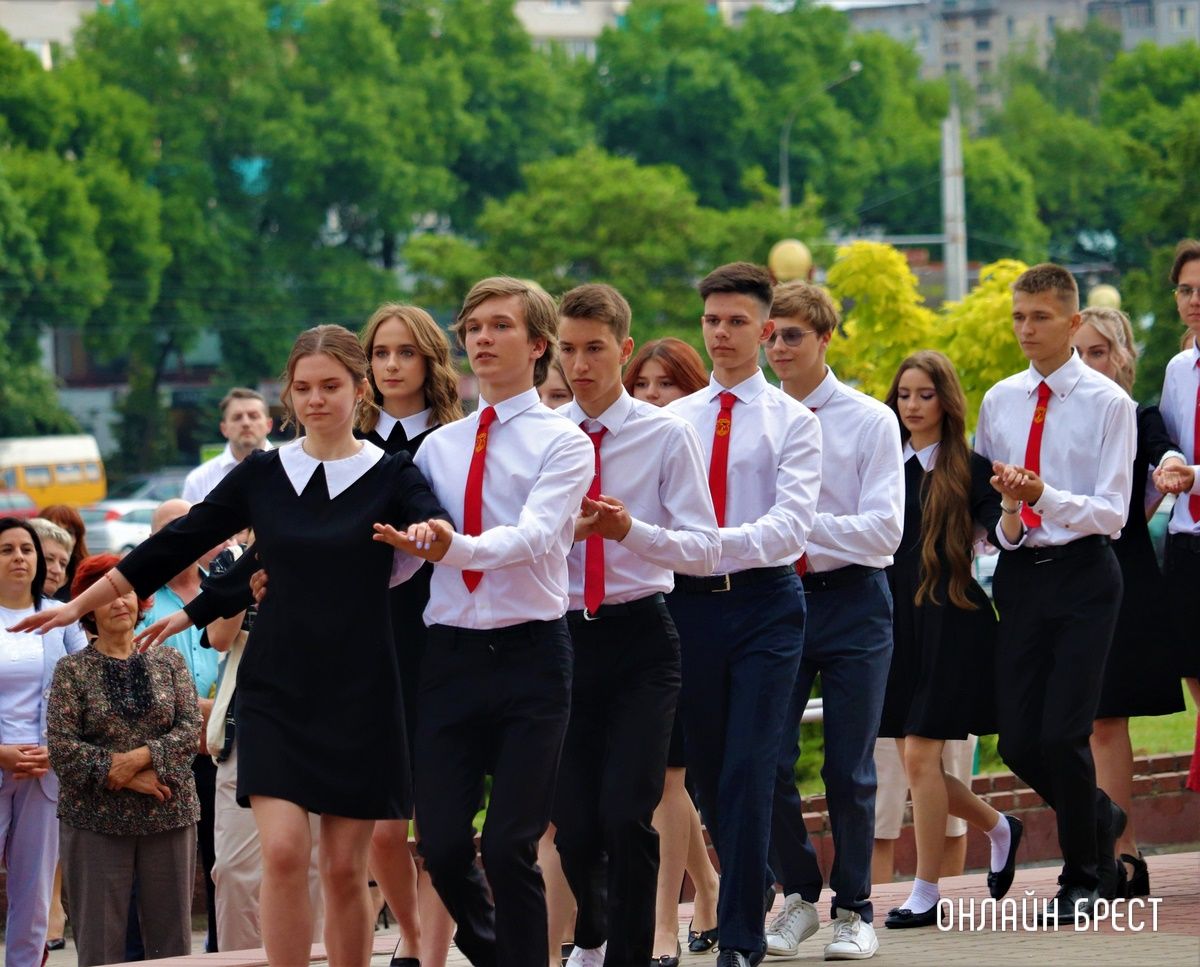 Читатель: Школьный вальс на празднике выпускников Московского района г. Бреста