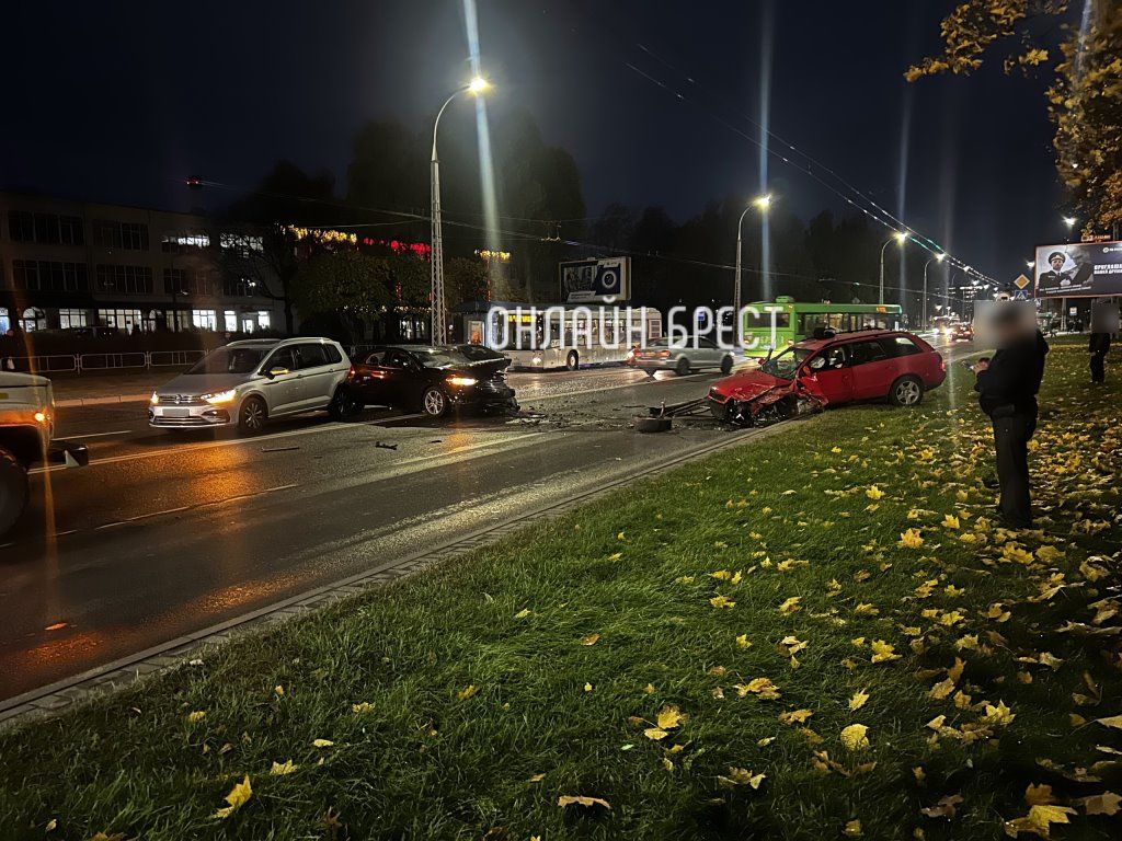 Столкновение трех авто на улице Янки Купалы в Бресте — подробности