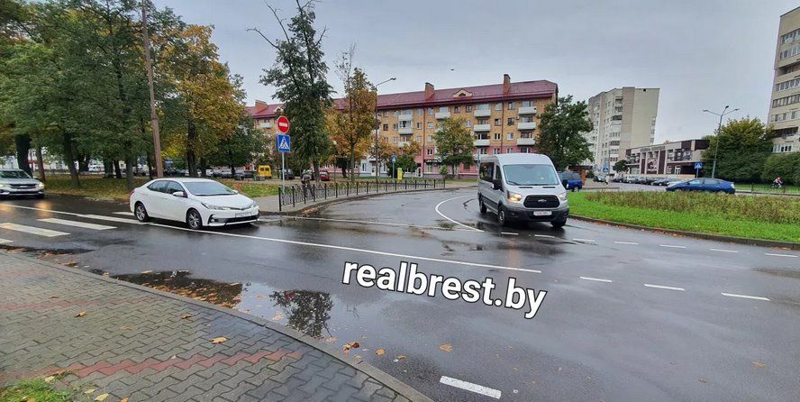 На перекрестке с круговым движением улиц Гоголя и Кирова в Бресте обновили разметку