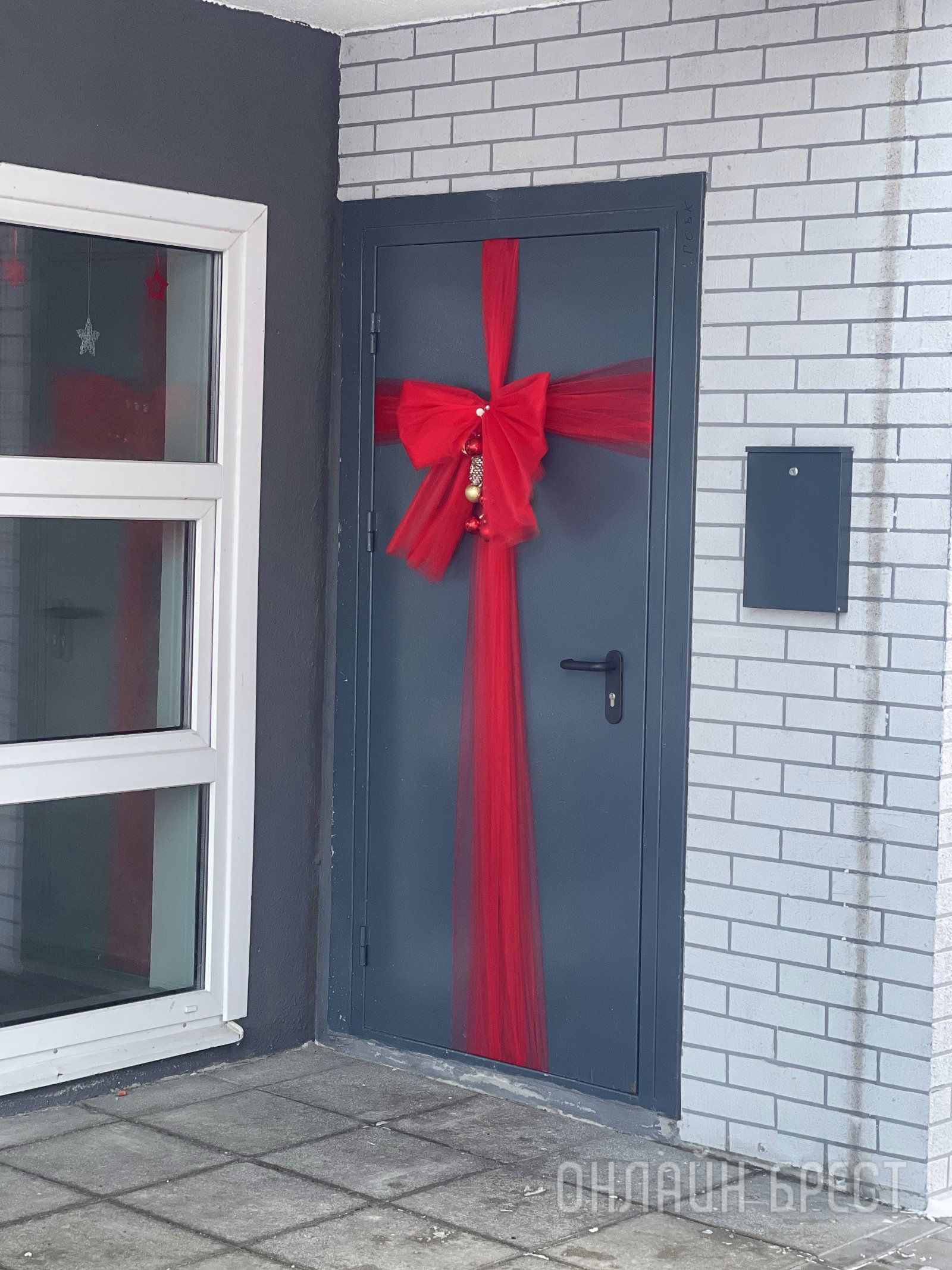 Читатель: Украшение подъезда на ул. ГОБК в Бресте